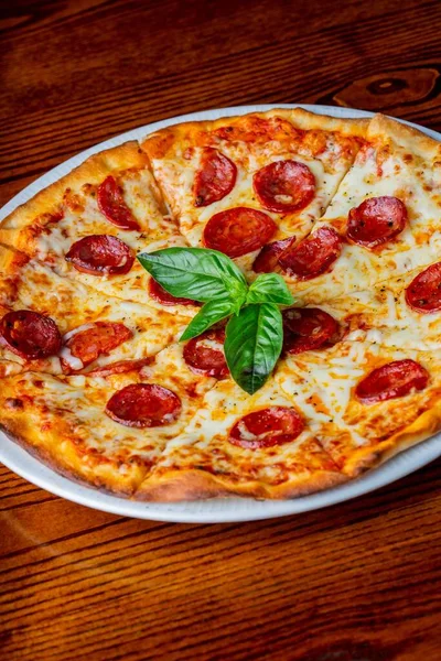 Lovitură Verticală Pizza Delicioasă Pepperoni Frunze Busuioc Masă Lemn — Fotografie, imagine de stoc