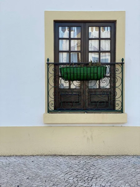 夏季葡萄牙一幢住宅大楼阳台的竖向拍摄 — 图库照片