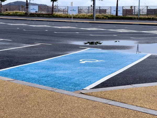 Espaço Estacionamento Para Deficientes Num Parque Estacionamento Exterior Vazio — Fotografia de Stock