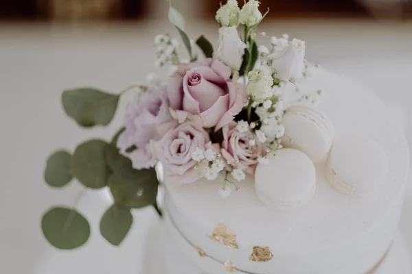 Een Bovenaanzicht Van Een Prachtige Bruidstaart Met Bloemdecoratie — Stockfoto