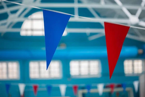 Een Blauwe Rode Kleur Bandieten Opknoping Binnen Een Hal — Stockfoto