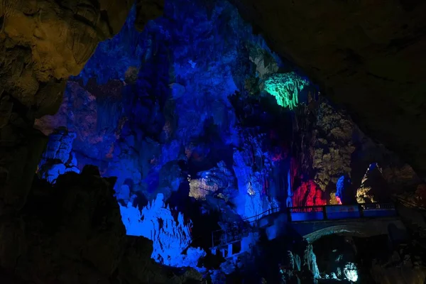 Piękny Widok Jaskini Wewnątrz Kolorowym Efektem Światła Kamieniach — Zdjęcie stockowe