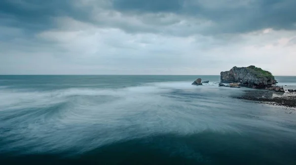 Uma Vista Deslumbrante Das Formações Rochosas Costa Mar Tempestuoso — Fotografia de Stock