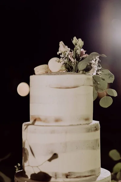 Een Closeup Van Een Tweebanden Bruidstaart Versierd Met Bloemen Ara — Stockfoto