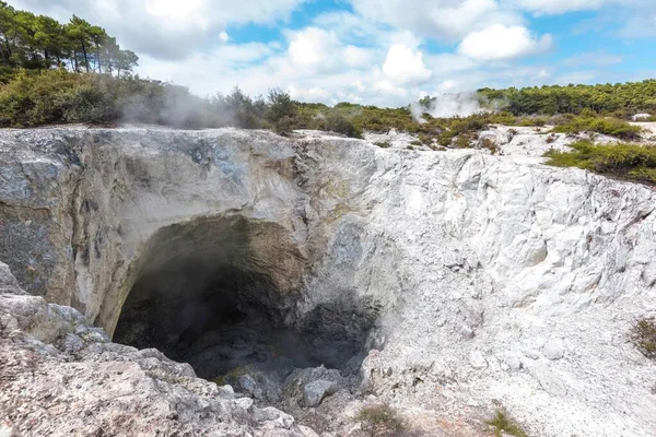 Ένα Όμορφο Τοπίο Από Βράχους Και Δάση Στο Waiotapu North — Φωτογραφία Αρχείου