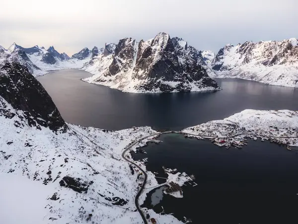 Uno Scatto Aereo Delle Montagne Dell Isola Lofoten Inverno — Foto Stock