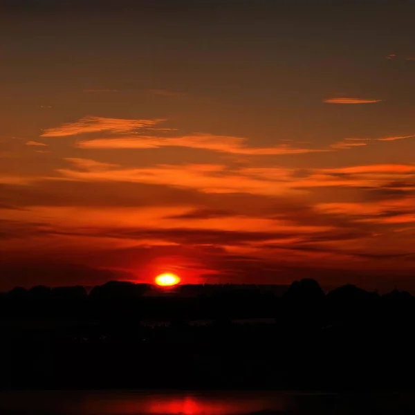 Vacker Utsikt Över Ett Landskap Med Sjö Solnedgången — Stockfoto