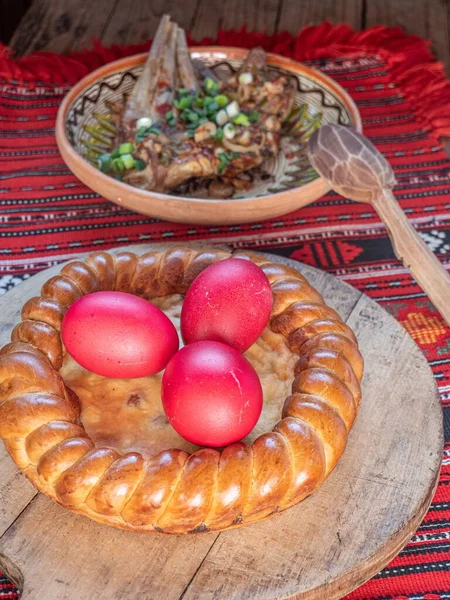 Kırmızı Paskalya Yumurtaları Tatlı Ekmek Masada Kuzu Biftek — Stok fotoğraf