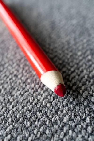 Vertikální Záběr Červené Tužky Šedém Povrchu — Stock fotografie