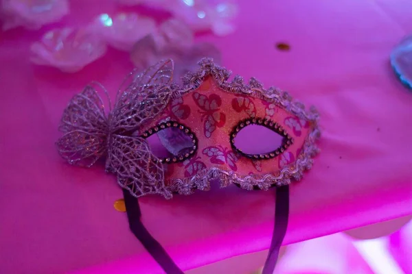 Tiro Alto Ángulo Una Máscara Fiesta Rosa Mesa Bola Máscaras —  Fotos de Stock