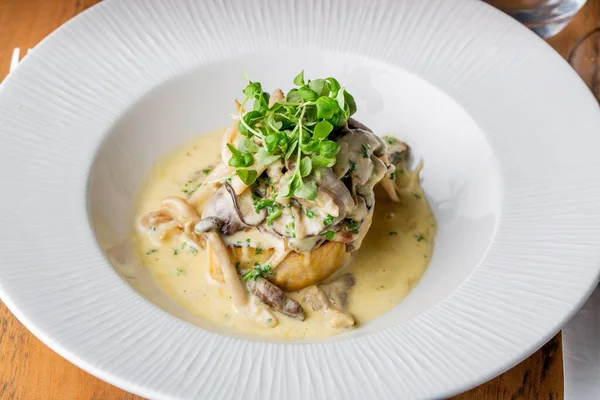 Een Close Van Kip Met Champignons Een Roomsaus Bedekt Met — Stockfoto