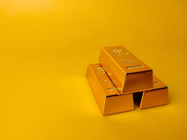 Detailní Záběr Zlatých Prutů Žlutém Pozadí Kopírovacím Prostorem Finanční Koncept — Stock fotografie