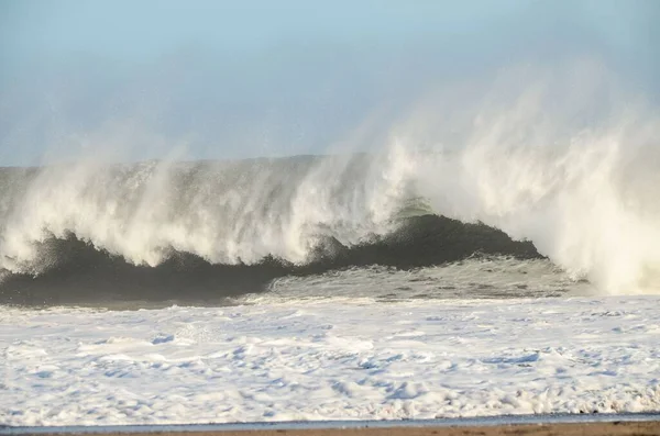 Big Blue Wave Breaks Nell Oceano Atlantico — Foto Stock