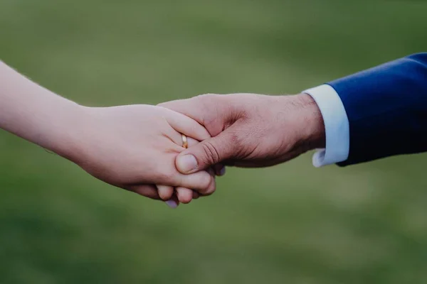花嫁と新郎の手を保持の浅いフォーカスショット — ストック写真
