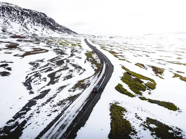 Una Vista Agghiacciante Auto Una Strada Campagna Durante Inverno — Foto Stock