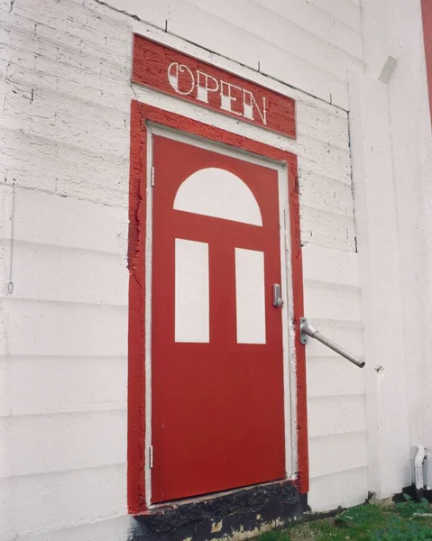 Tiro Vertical Uma Porta Vermelha Edifício Branco — Fotografia de Stock