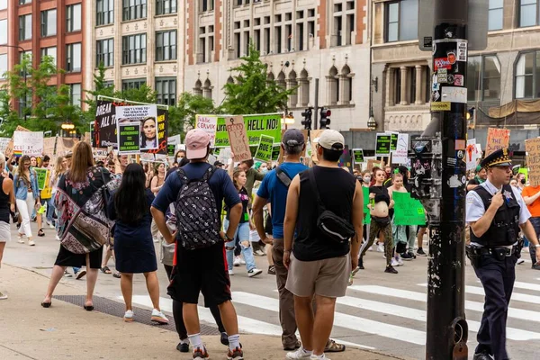 Manifestantes Sosteniendo Pancartas Cuerpo Elección Prohibición Bombas Cuerpos Derecho Aborto —  Fotos de Stock