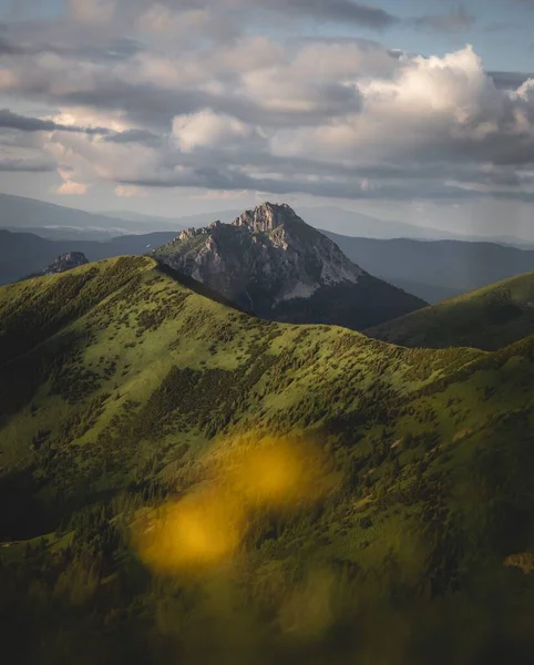 Slovakya Daki Jakub Dağı Nın Büyüleyici Görüntüsü Gri Bulutlu Gökyüzü — Stok fotoğraf
