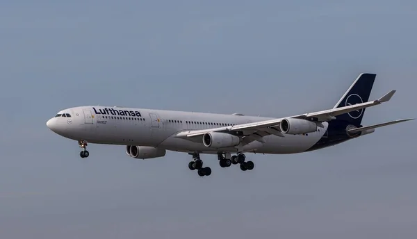 Αεροπλάνο Της Lufthansa Πετάει Στον Ουρανό Everett Ουάσιγκτον Ηνωμένες Πολιτείες — Φωτογραφία Αρχείου