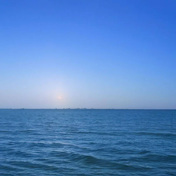 日出时清澈的天空下静谧的大海美景 — 图库照片