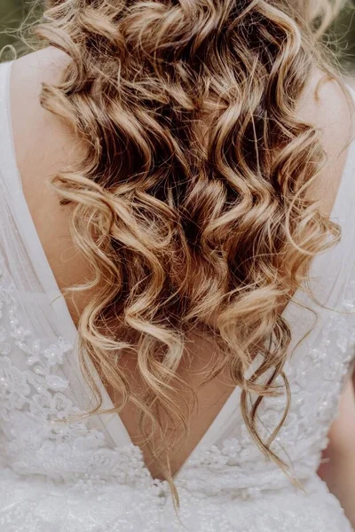 長い美しい巻き毛の花嫁 — ストック写真