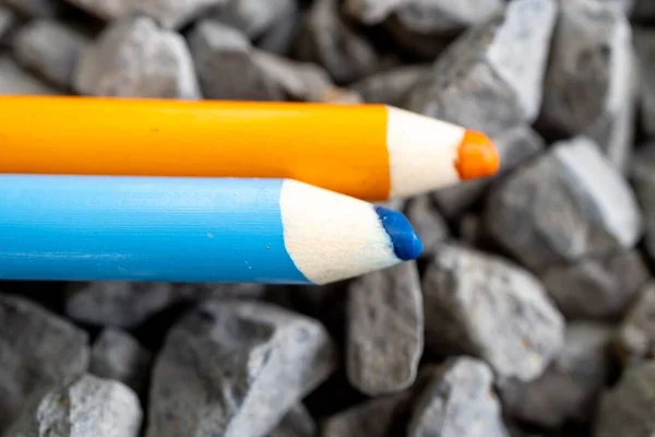 Een Close Shot Van Twee Blauwe Oranje Potloden Een Wazige — Stockfoto