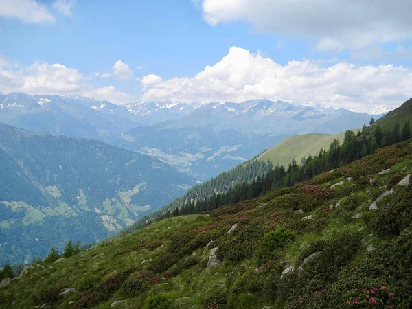 Cime Delle Montagne Alpine Con Cielo Azzurro Nuvoloso — Foto Stock