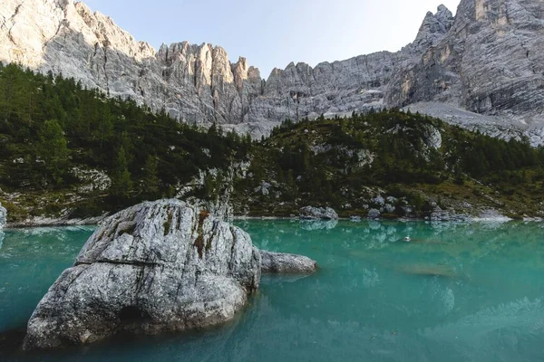 Uma Bela Vista Das Rochas Lago Sorapis Itália Sob Montanhas — Fotografia de Stock