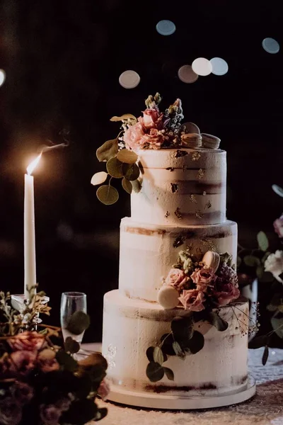 Süslü Bir Düğün Pastası Açık Hava Masasında Yanan Bir Mum — Stok fotoğraf