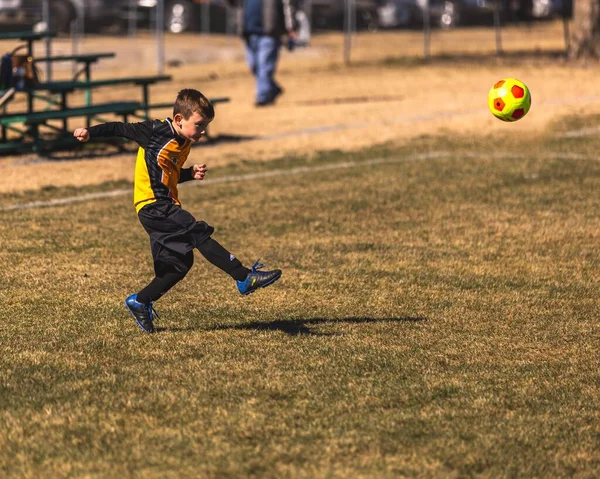 Genç Bir Futbolcu Sahada Gol Atıyor — Stok fotoğraf