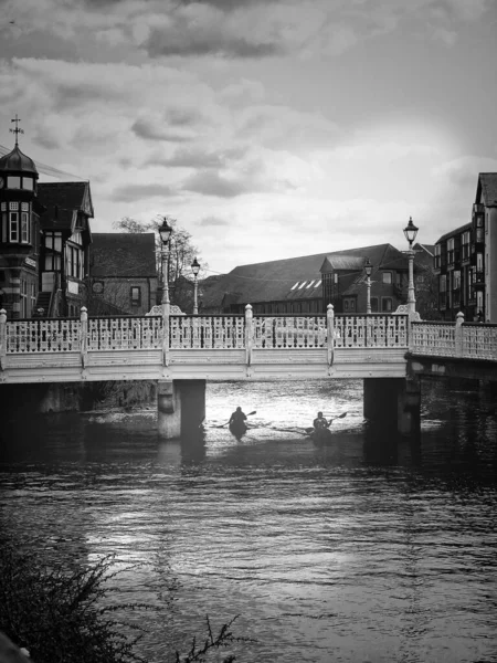 Eine Vertikale Schwarz Weiß Aufnahme Einer Brücke Einer Altstadt Wolkenverhangenen — Stockfoto