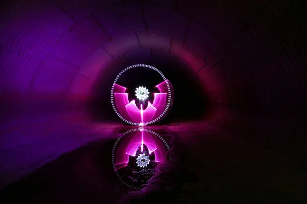 Jasna Nowoczesna Futurystyczna Sztuka Światła Neonowych Świecących Kolorach Odbiciach Tunelu — Zdjęcie stockowe