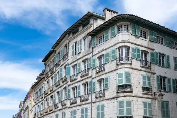 Bayonne Baskenland Typische Fassaden Mit Bunten Fensterläden Historischen Zentrum — Stockfoto
