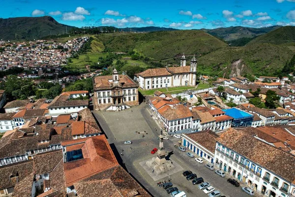 Brezilya 'daki Ouro Preto' nun açık mavi gökyüzünün altında panoramik bir görüntüsü