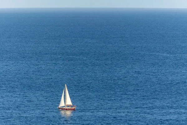空の海の中の帆船の美しいショット — ストック写真