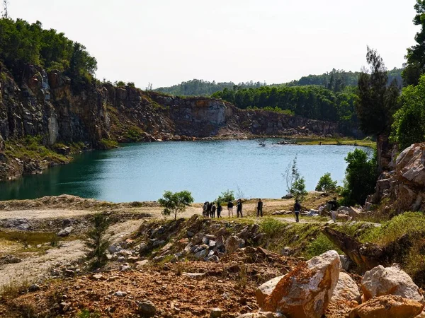Etrafı Kayalarla Turistlerle Çevrili Güzel Bir Göl Görüntüsü — Stok fotoğraf