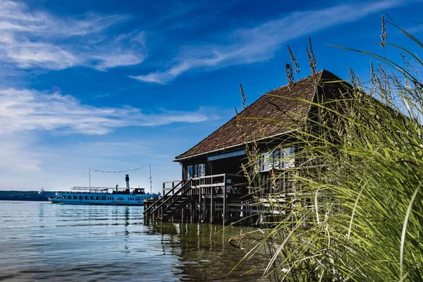 真っ青な空を望む湖の家の美しい景色 — ストック写真