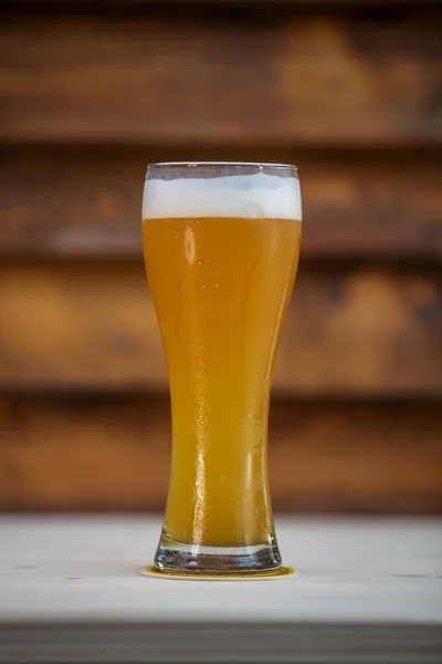 白い表面にビールのガラスの垂直ショット — ストック写真
