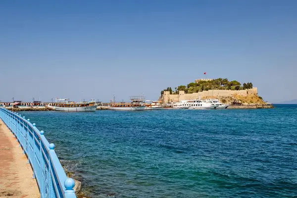 Красивый Замок Кушадасы Острове Окружении Яхт Айдыне Турция — стоковое фото