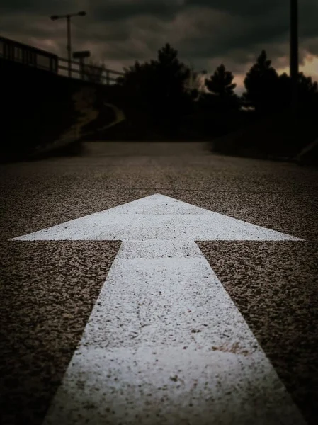 Vertical Shot Pointing Arrow Sign Painted Street Asphalt — Stock Photo, Image