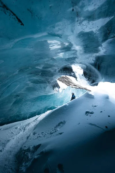 Πεζοπόρος Μέσα Σπηλιά Παγετώνα — Φωτογραφία Αρχείου