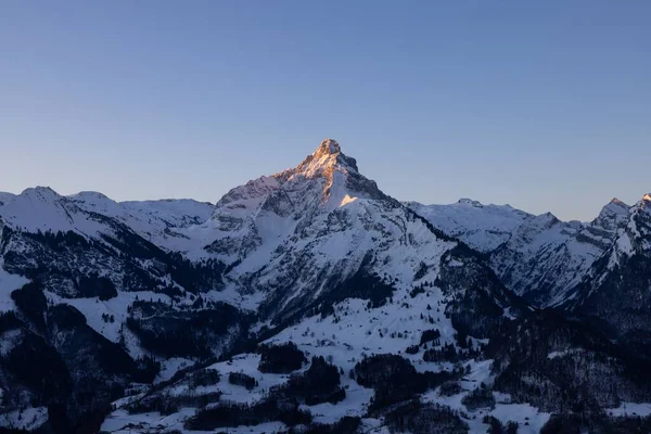 Vasto Paesaggio Montano Innevato Campagna Sotto Cielo Limpido — Foto Stock