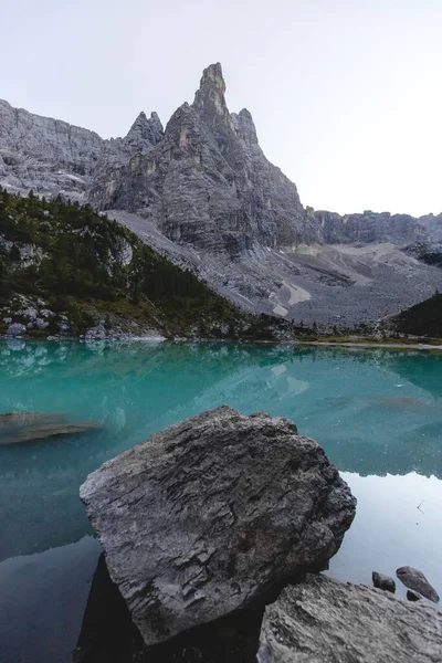 Вид Скалы Озере Сорапис Италии Скалистыми Горами — стоковое фото