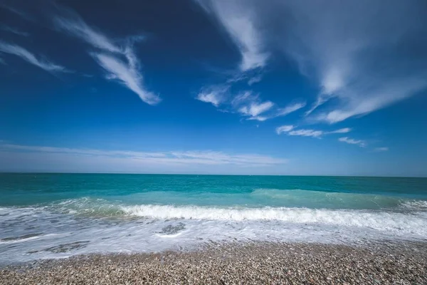Strandutsikt Över Ett Vackert Blått Hav Den Blå Himlen — Stockfoto