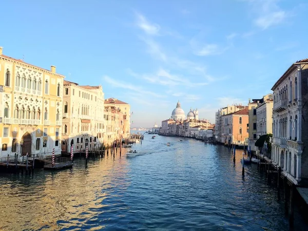 Uma Vista Edifícios Canal Veneza Vista Ponte Ponte Dellaccademia — Fotografia de Stock