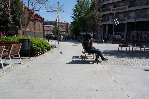 Uma Vista Lateral Homem Com Capuz Falando Telefone Enquanto Sentado — Fotografia de Stock