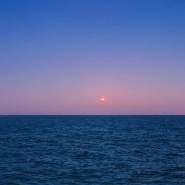 Красивый Вид Спокойное Море Ясным Небом Время Заката — стоковое фото