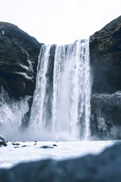 Plano Vertical Del Paisaje Cascada Skogafoss Bajo Cielo Brillante Islandia — Foto de Stock