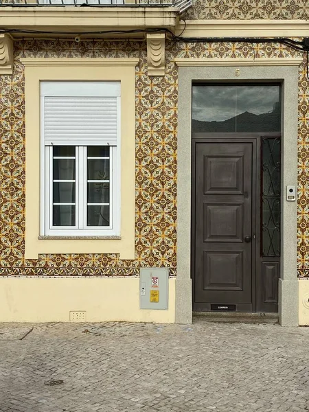 Pionowe Ujęcie Budynku Drewnianymi Drzwiami Ścianami Pięknymi Dekoracjami Portugalii — Zdjęcie stockowe