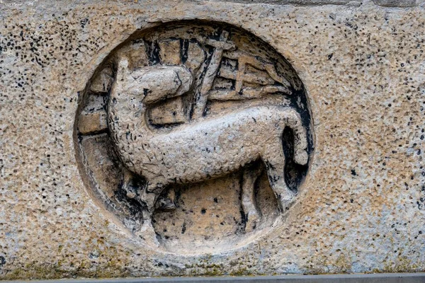 Eine Nahaufnahme Von Tierschiefer Basrelief Auf Steinerner Wand — Stockfoto